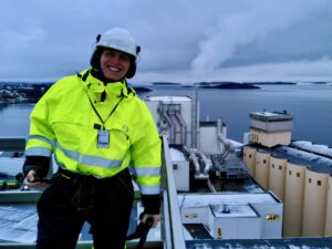 Karina utfører måling av utslipp